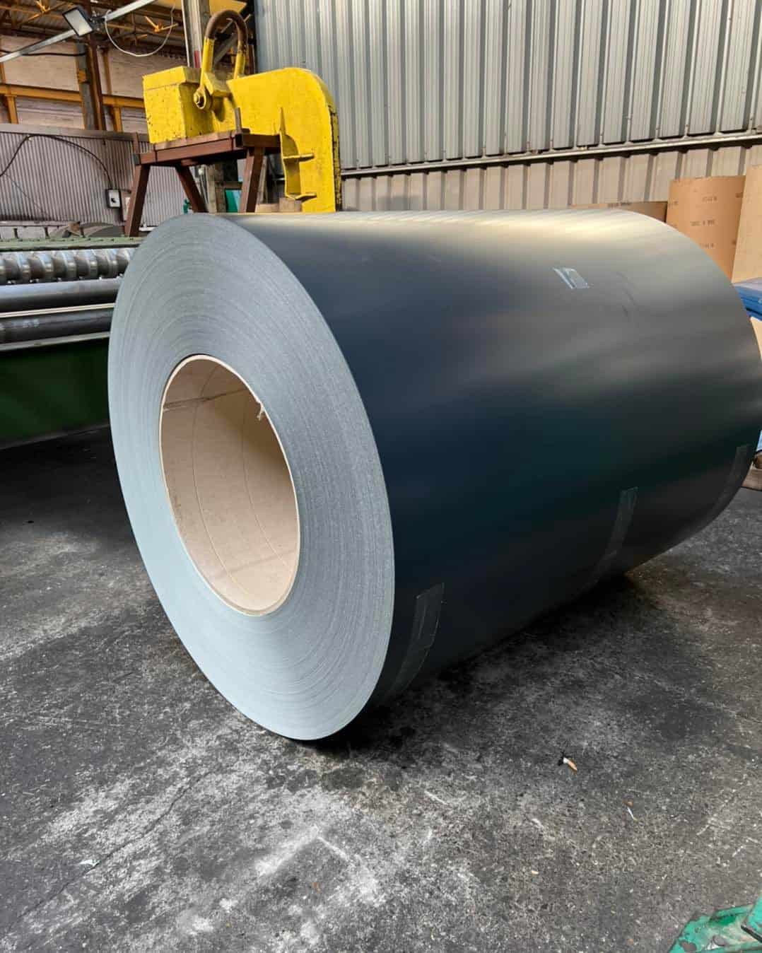 Anthracite-polyester-coated